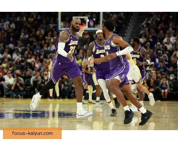 NBA最新动态：詹姆斯伤势恢复情况更新 多支球队争夺季后赛席位竞争激烈